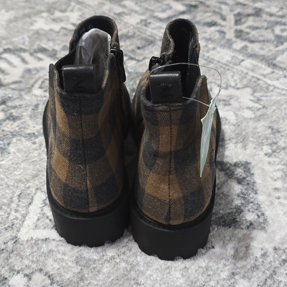 ZODIAC Shiloh Chunky Water Repellent Chelsea Bootie, Tan Black Buffalo Plaid 7.5 - Picture 7 of 15